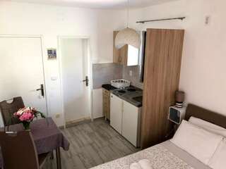 Апартаменты Gregovic Family Apartments Петровац Номер-студио с балконом-10