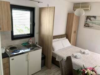 Апартаменты Gregovic Family Apartments Петровац Номер-студио с балконом-11