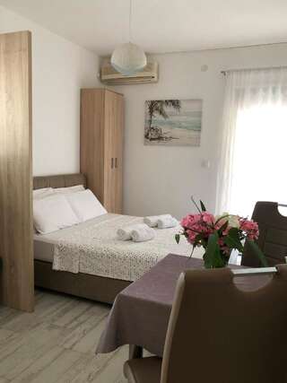 Апартаменты Gregovic Family Apartments Петровац Номер-студио с балконом-7